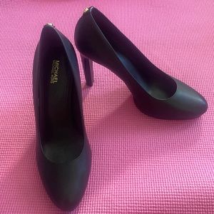 Black Michael Kors pumps size 8